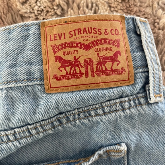 Levi distressed shorts - Picture 3 of 4